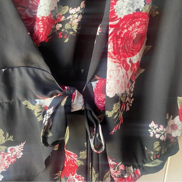 Torrid hi-low floral wrap top - 1X - Picture 4 of 6